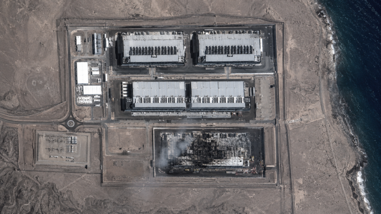 Imagens de satélite confirmam danos a data centers da Amazon no Bahrein após ataques atribuídos ao Irã Imagens de satélite confirmam danos a data centers da Amazon no Bahrein após ataques atribuídos ao Irã