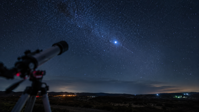 FCC libera satélite-espelho que promete "acender" o céu noturno e gera alerta na astronomia