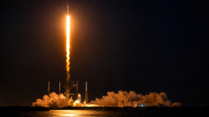 SpaceX lança mais 29 satélites Starlink e ultrapassa marca de 10 mil unidades em órbita
